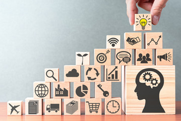 《江畔独步寻花》的全诗是哪位大诗人写的？